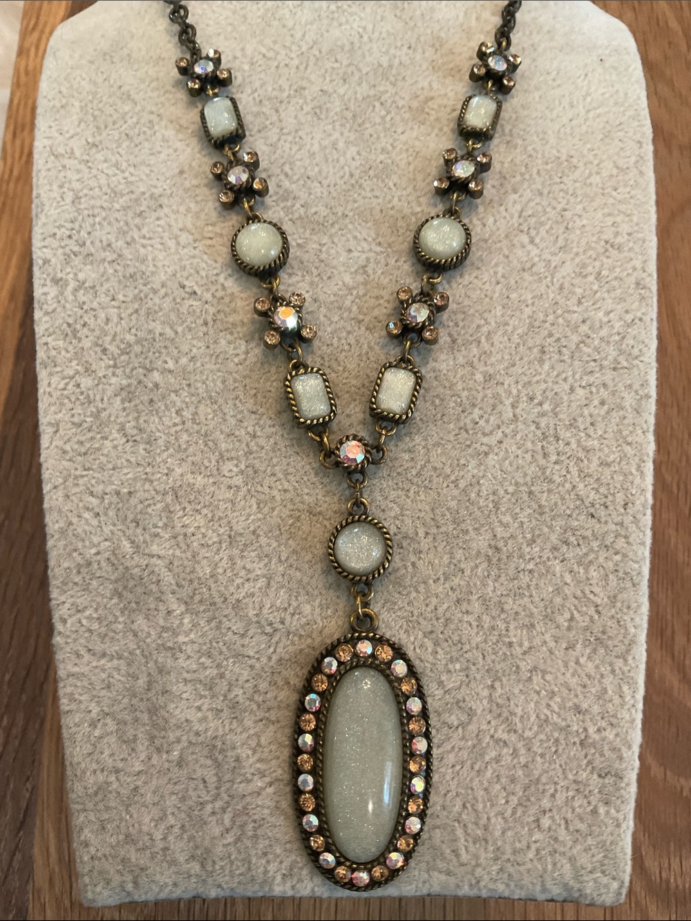 Vintage Avon Nina Ricci Inspired Opalescent Synthetic Stone Pendant Necklace